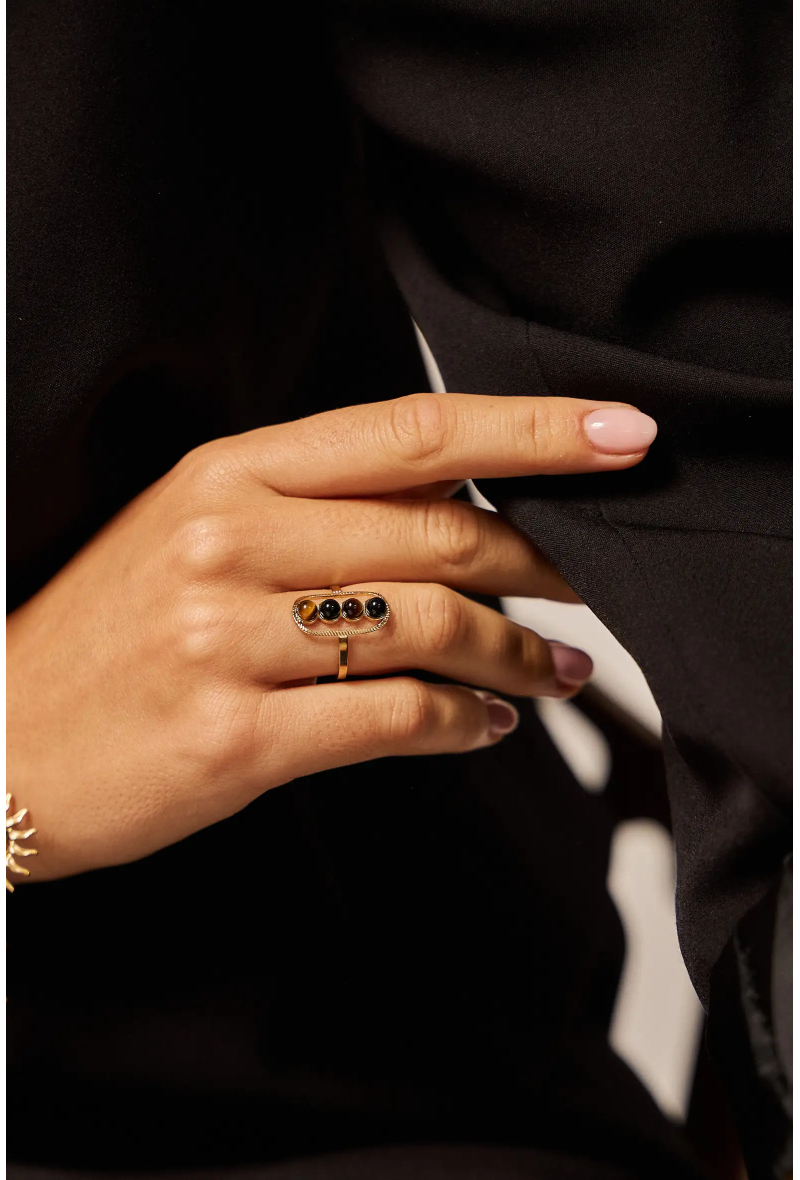 Bague ornée de pierres – Design graphique & raffiné